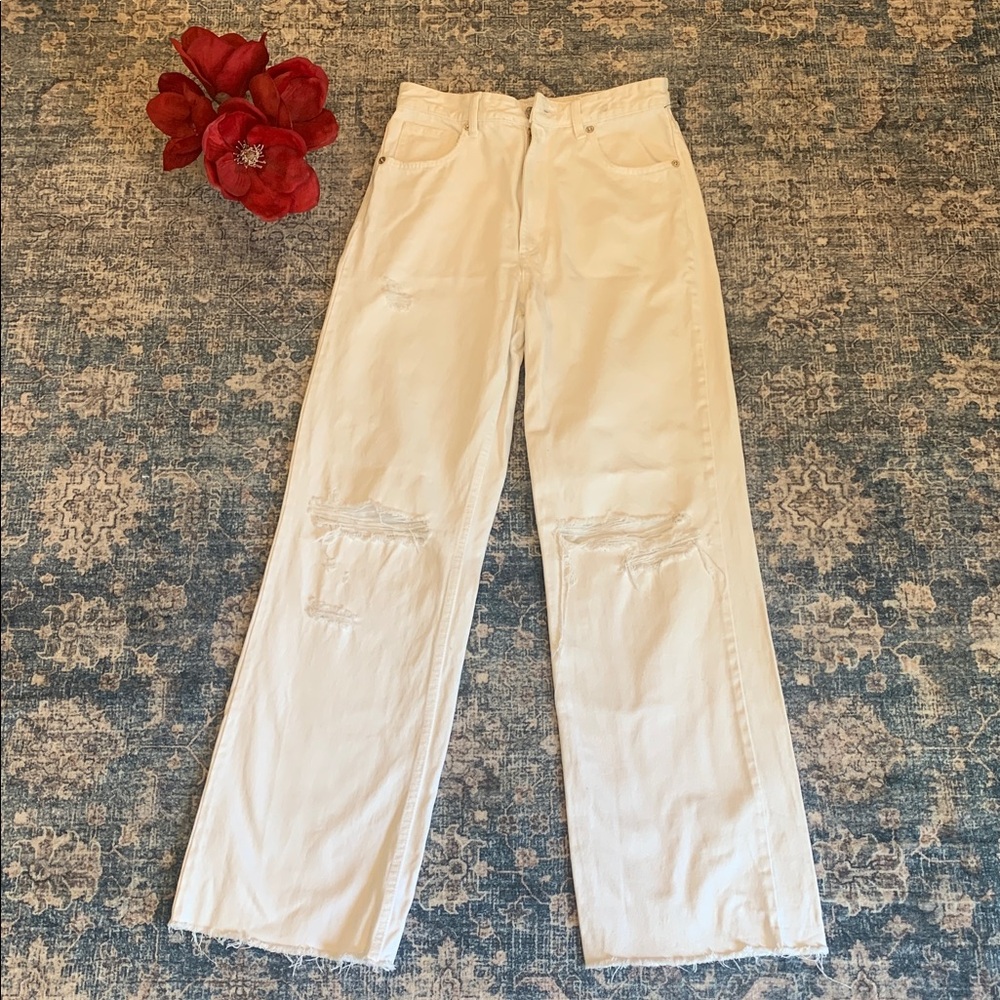 🌹Zara • White Wide Leg High Waisted Distressed Raw Bottom Jeans - EUC